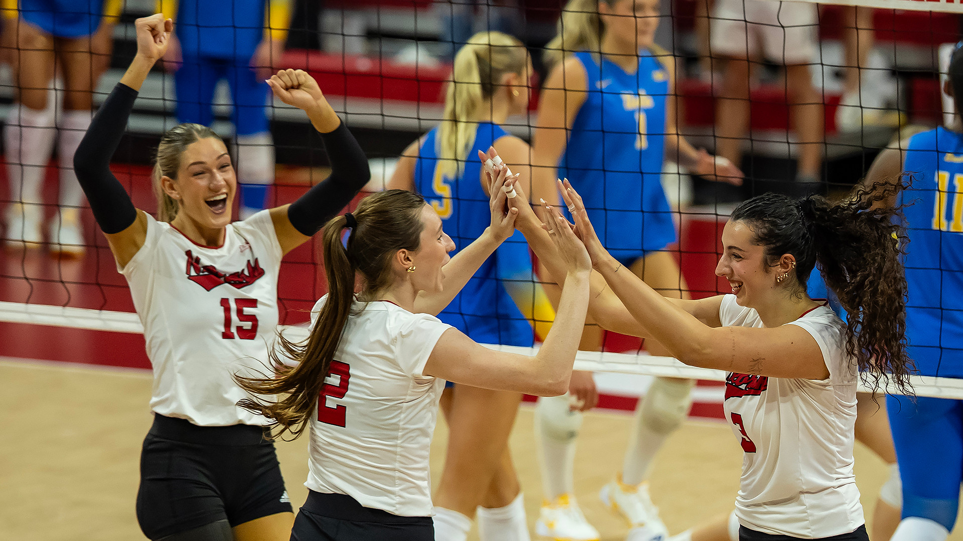 No. 1 Huskers Breeze by Bruins VB vs UCLA