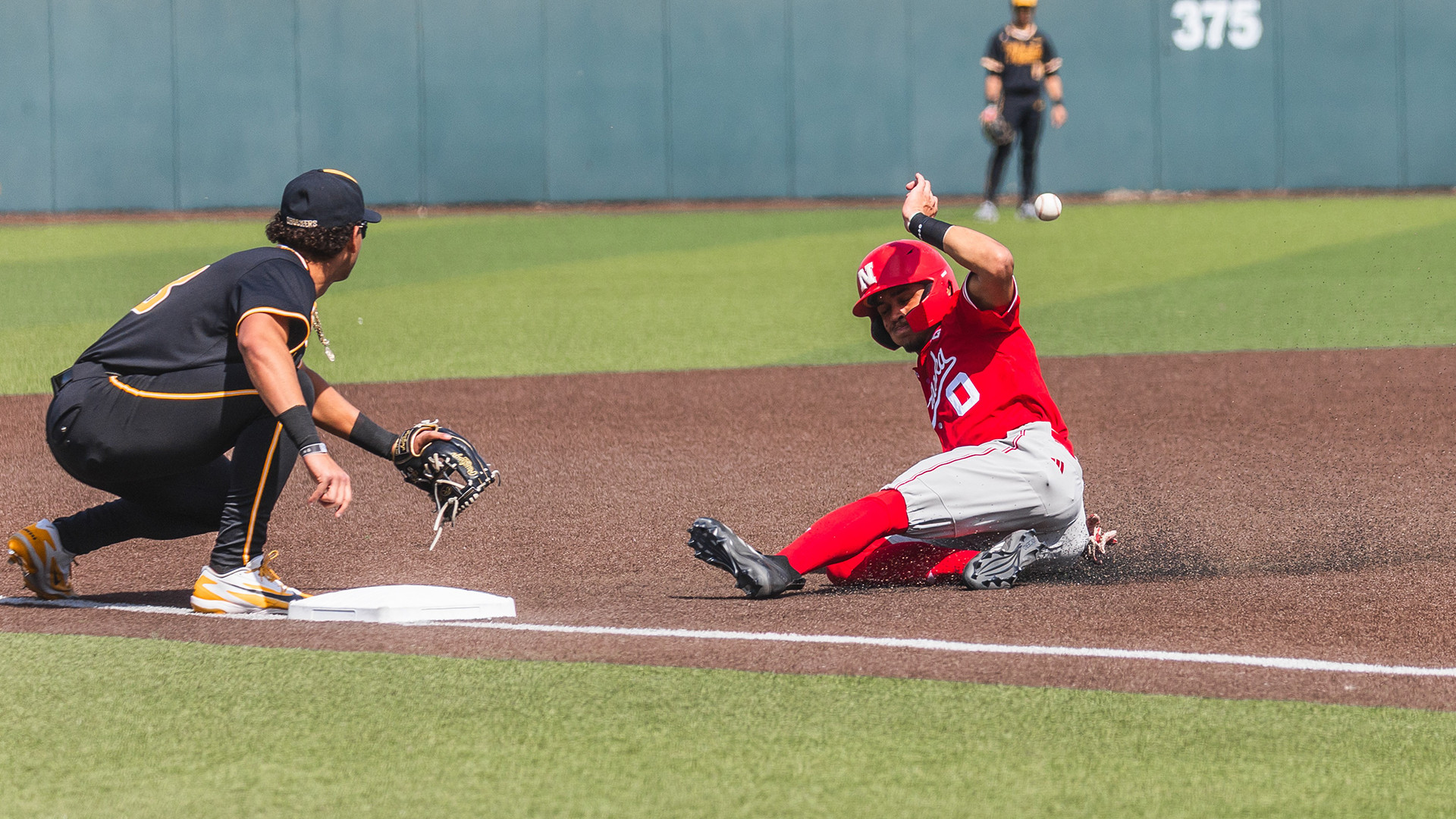 Huskers Roll to Midweek Sweep - University of Nebraska - Official Athletics Website - huskers.com